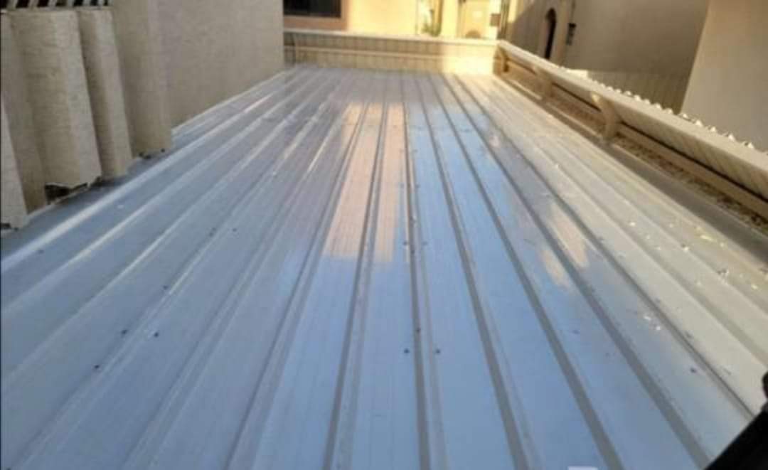 مظلات السندوتش بنل مقابل المظلات التقليدية: أيهما أفضل لمناخ جدة؟