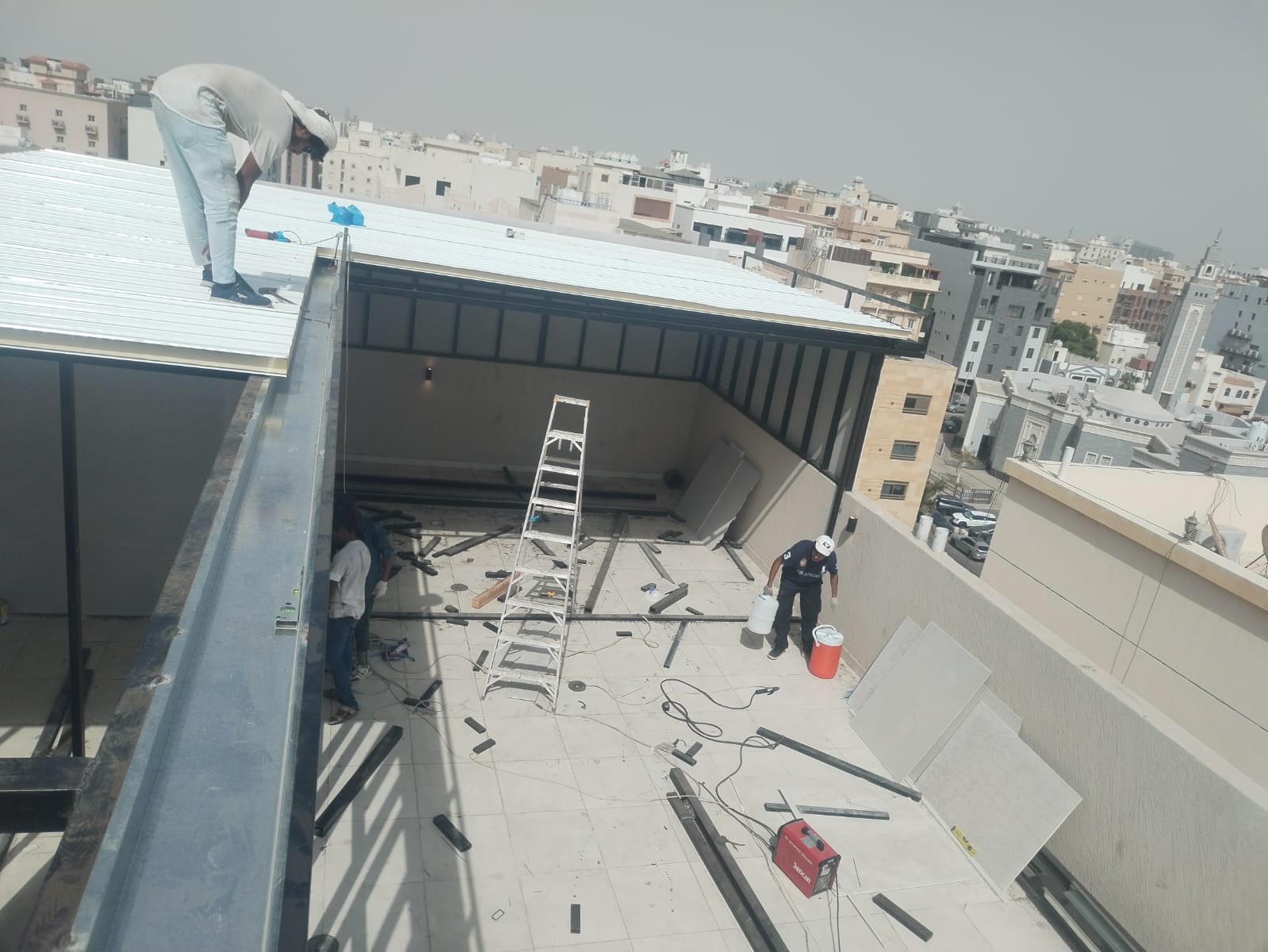 السندوتش بنل مقابل الأسمنت بورد: مقارنة شاملة للتكلفة والجودة والمتانة